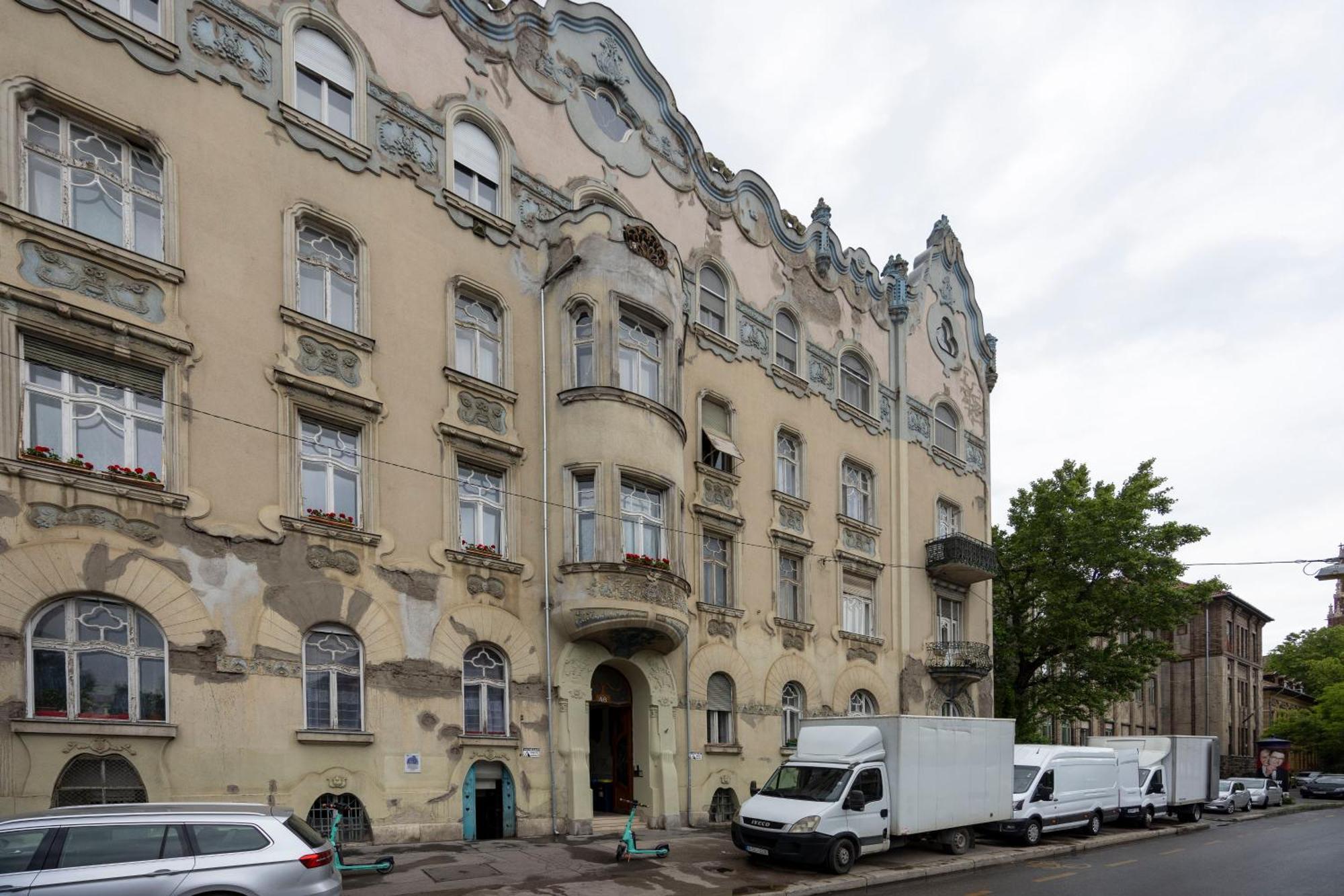 Deluxe Home In Art Nouveau House- With Garage — Fotók 1