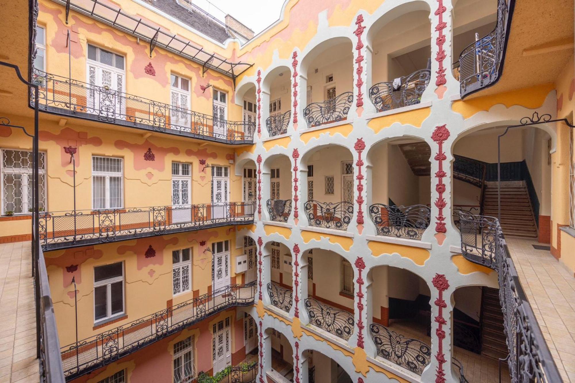 Deluxe Home In Art Nouveau House- With Garage, Budapest
